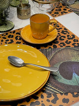 mesas-con-individuales-de-vinilo-en-leopardo